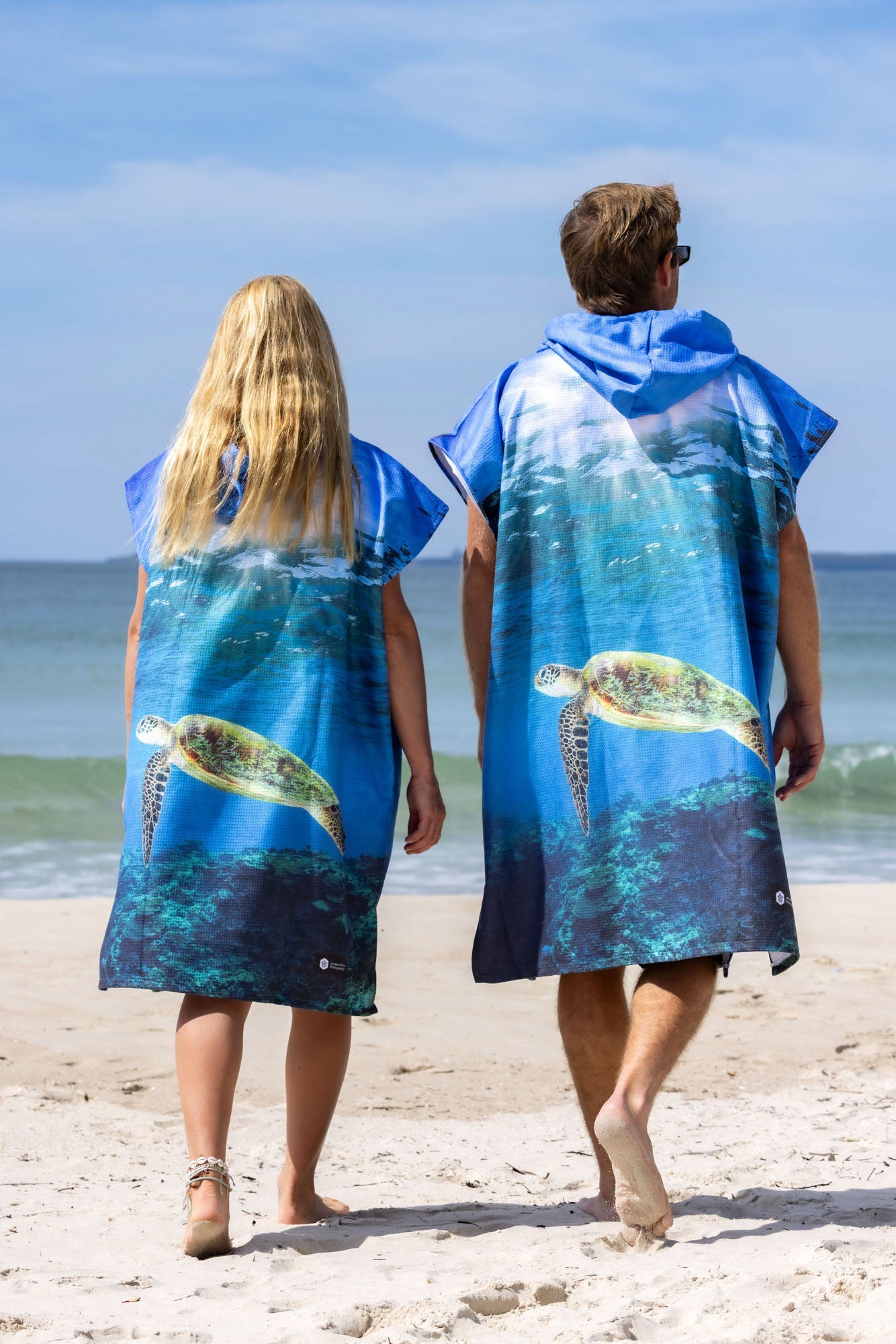 Morning Light Turtle Great Barrier Reef - Adults Hooded Beach Towel