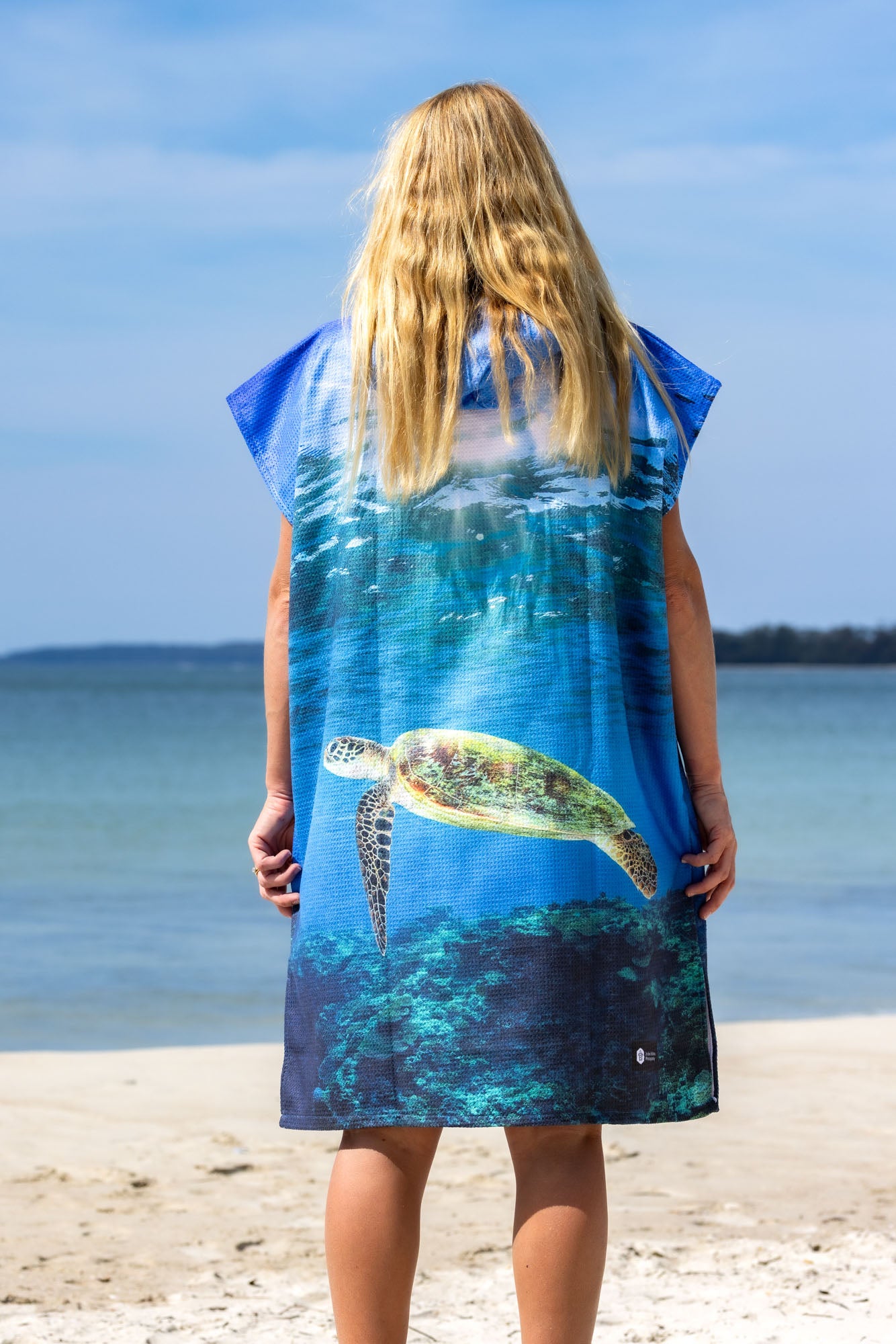 Morning Light Turtle Great Barrier Reef - Adults Hooded Beach Towel