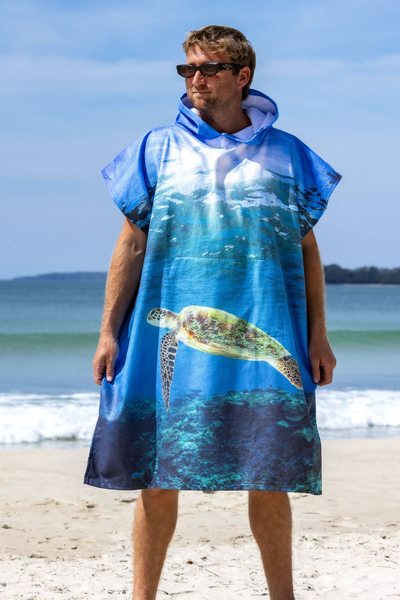 Morning Light Turtle Great Barrier Reef - Adults Hooded Beach Towel